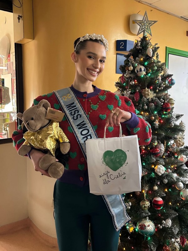 Miss Polonia z wizytą w Klinice Chirurgii Dziecięcej Instytutu „Centrum Zdrowia Matki Polki” – odrobina świątecznej radości dla najmłodszych